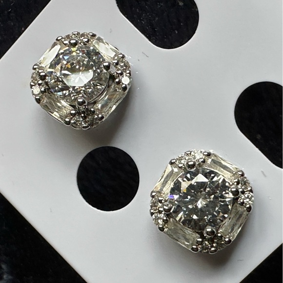 Beautiful classic square style timeless earrings ✨ - Picture 3 of 10